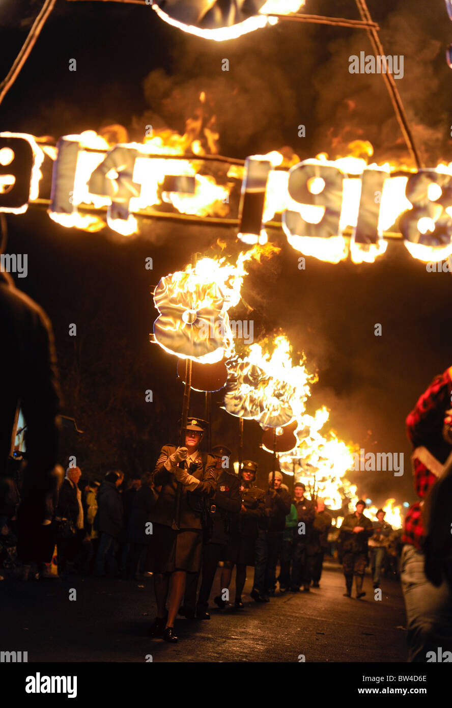 Il falò corteo per ricordo. East Hoathly, East Sussex, Regno Unito 13/11/10. Foto da Jim Holden Foto Stock