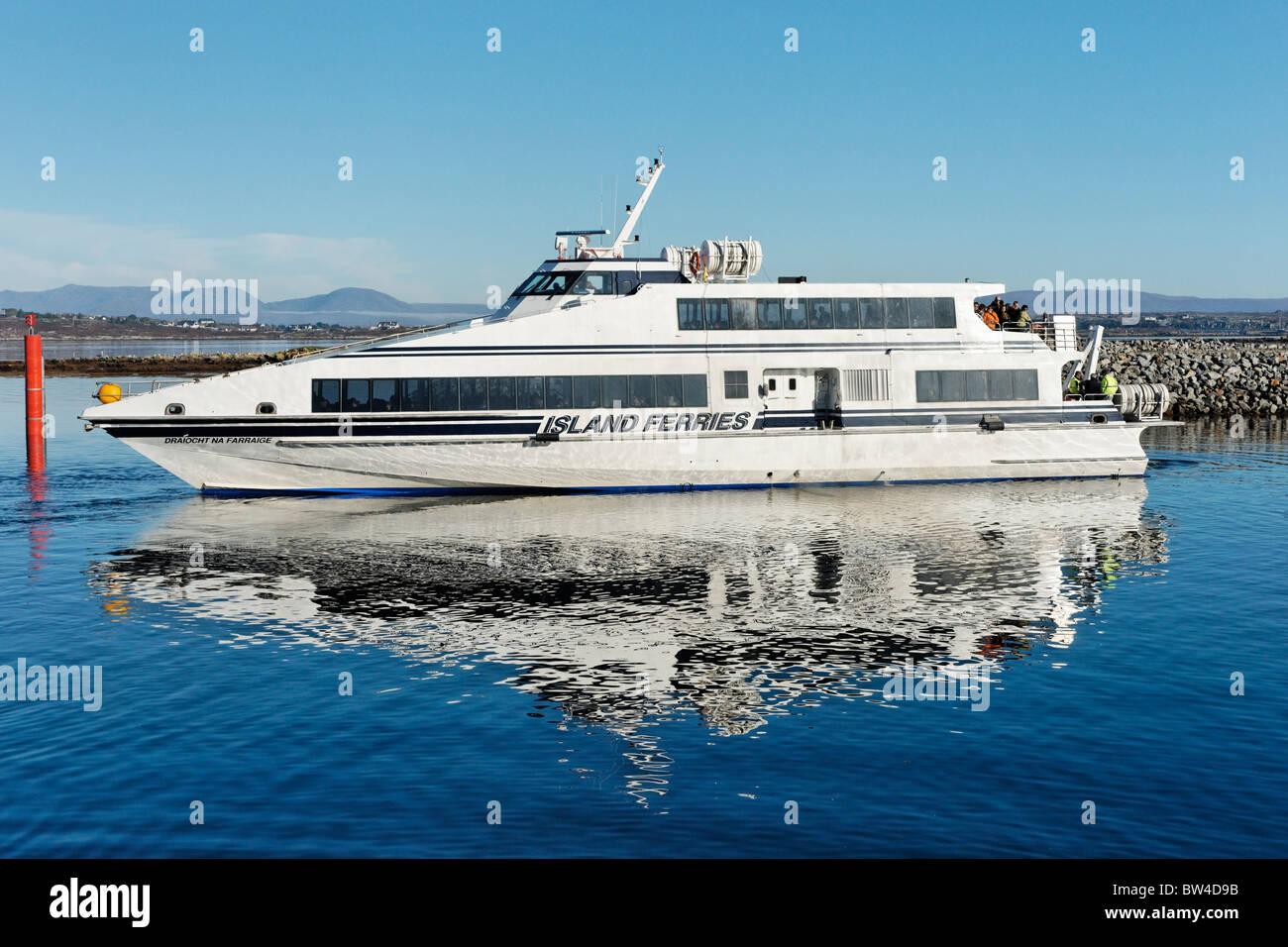 Un traghetto dall'Aran Island Ferries flotta lasciando Rossaveel, Connemara, nella contea di Galway, Connaught, Irlanda. Foto Stock