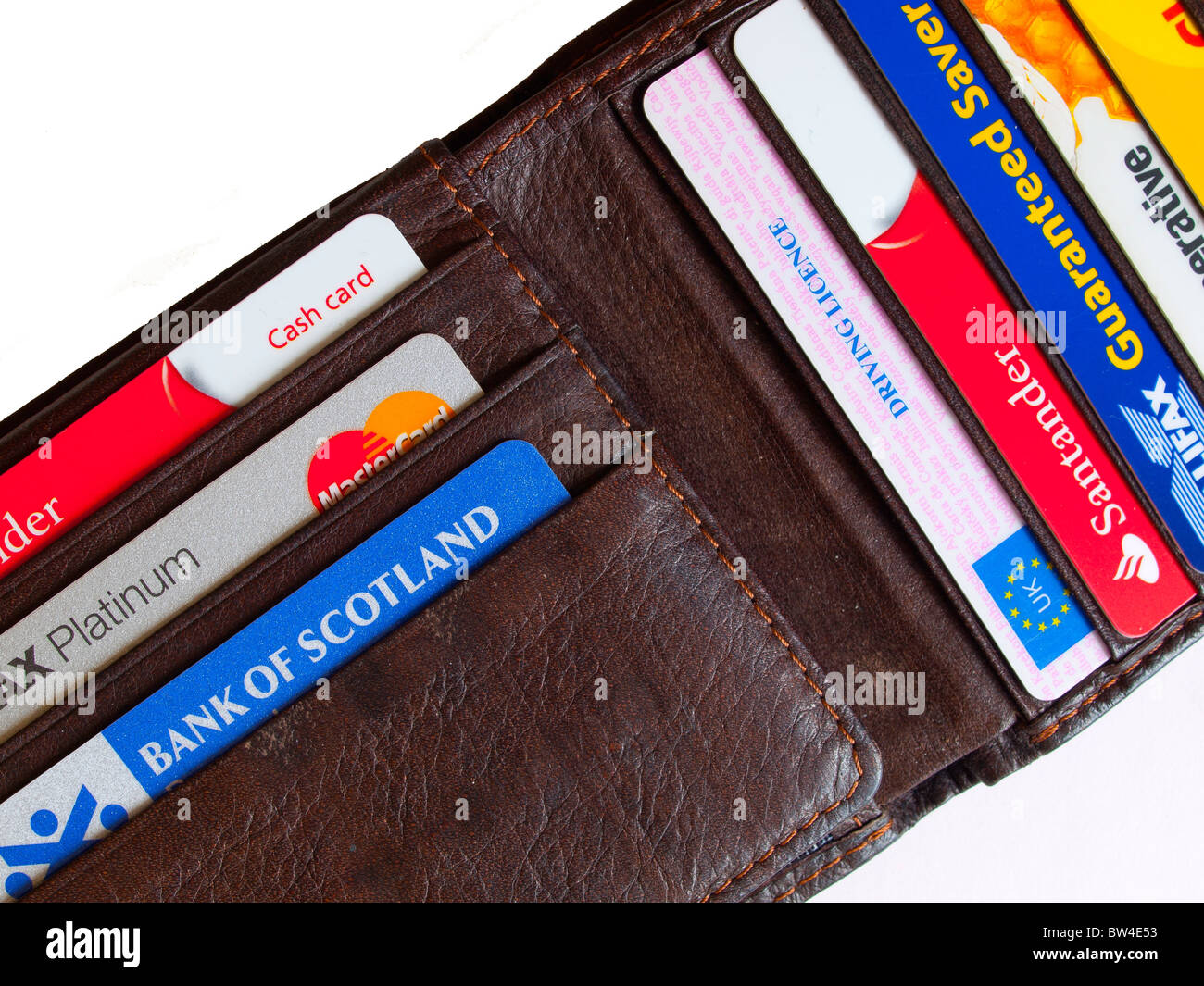 Close up di un uomo di portafoglio con una collezione della banca e carte fedeltà e una patente di guida Foto Stock