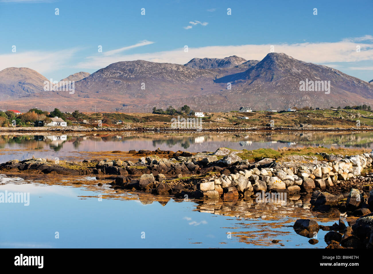 I dodici perni da Inis Ni, nei pressi di Roundstone, Connemara, nella contea di Galway, Connaught, Irlanda. Foto Stock