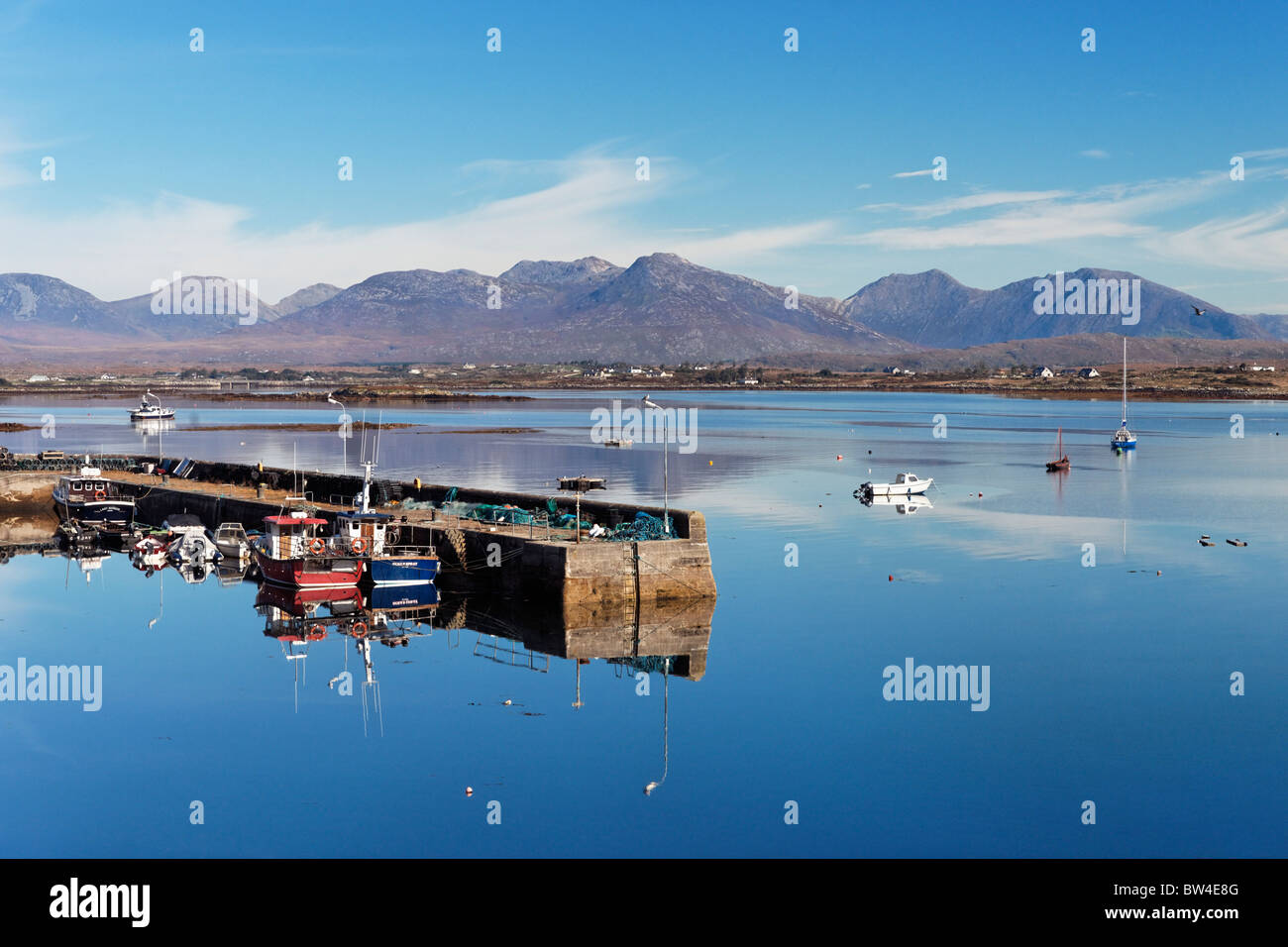 Dodici i perni dal porto di Roundstone, Connemara, nella contea di Galway, Connaught, Irlanda. Foto Stock