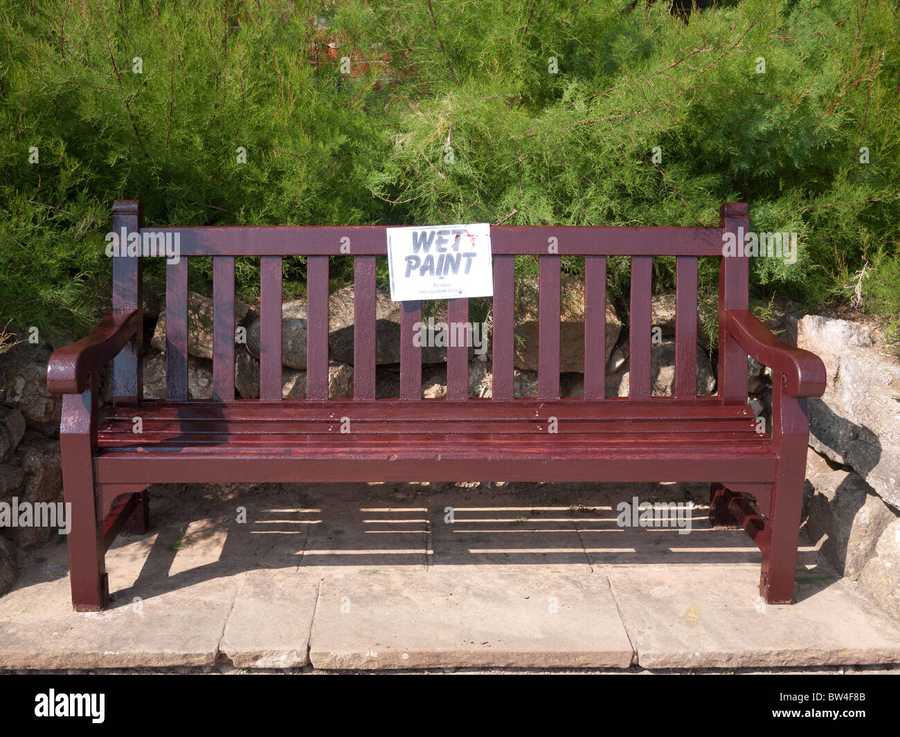 Avviso di avvertimento di vernice fresca su una panchina nel parco in un parco a Sidmouth devon Foto Stock