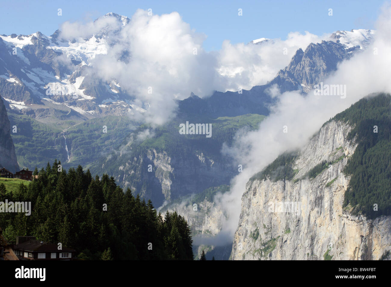 Una vista sulla valle e le montagne di Wengen, Svizzera Foto Stock