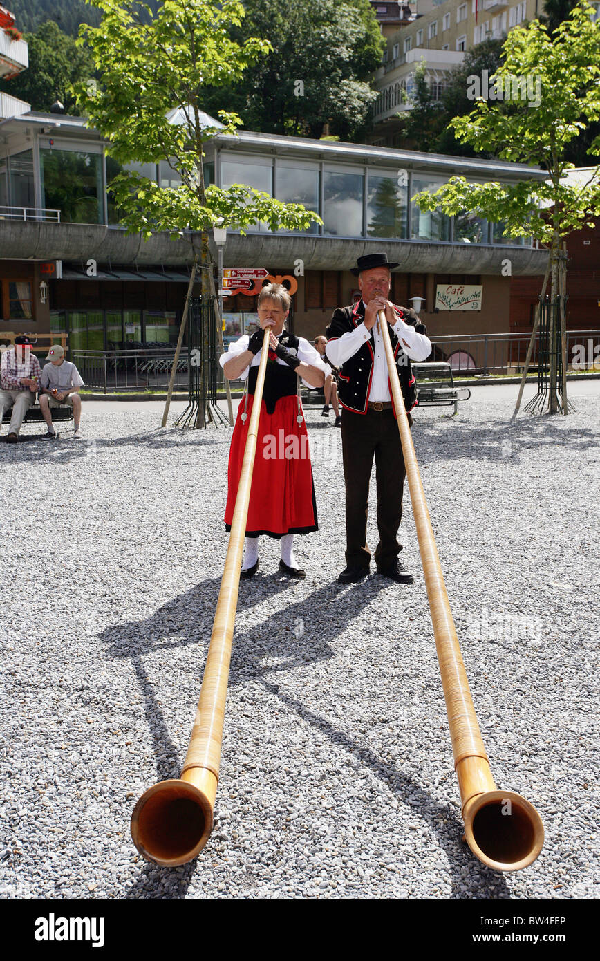 Corno svizzero giocatori eseguire nel centro citta' di Wengen, Svizzera Foto Stock