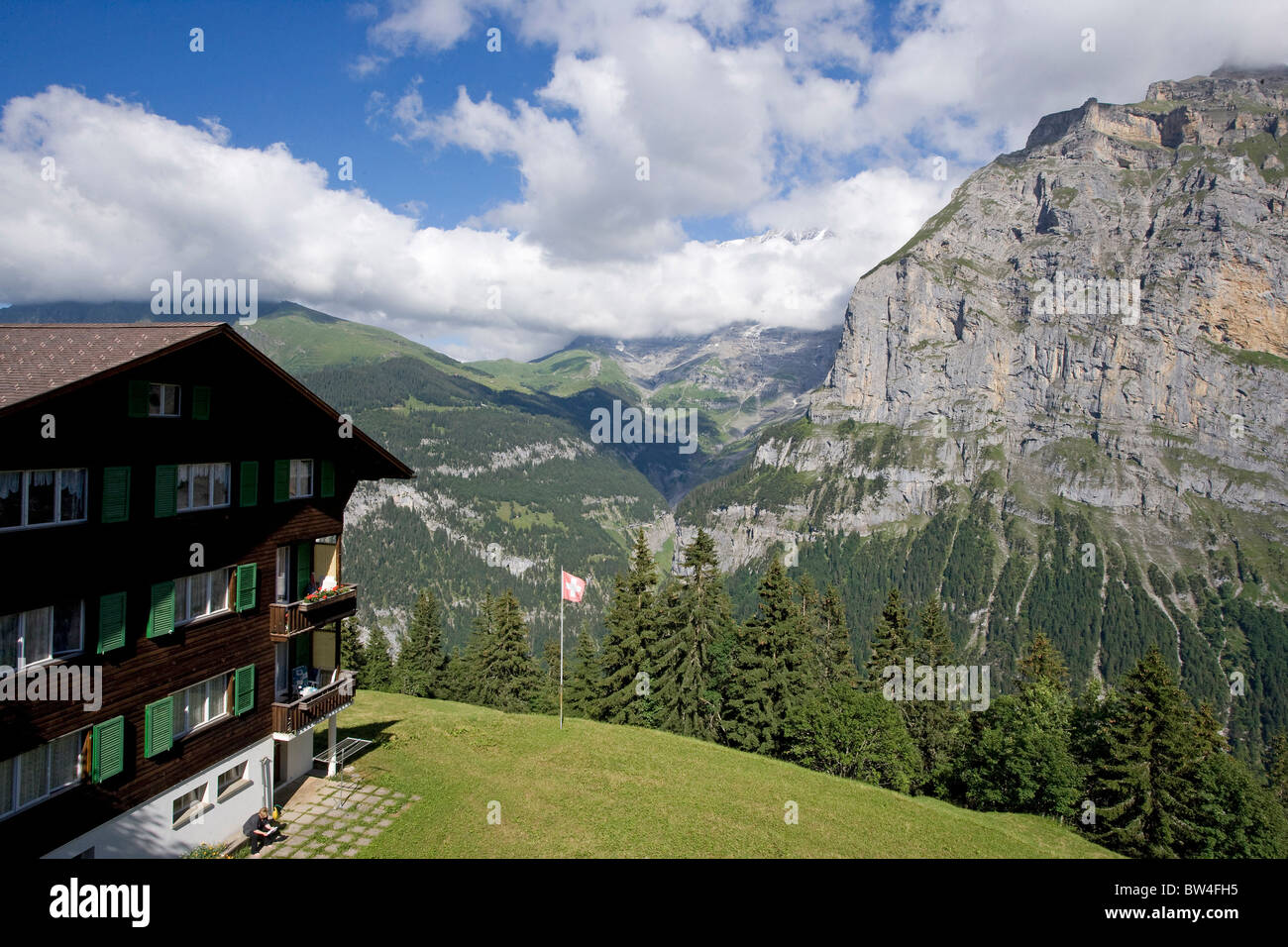 Una vista da Murren sopra la valle di Lauterbrunnen Foto Stock