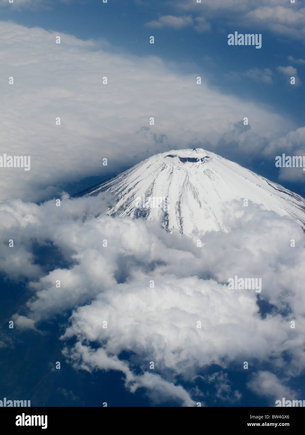 La cima innevata di Fuji San (Fujiyama) all'inizio dell'estate vista da un aereo, Yamanashi Giappone JP Foto Stock