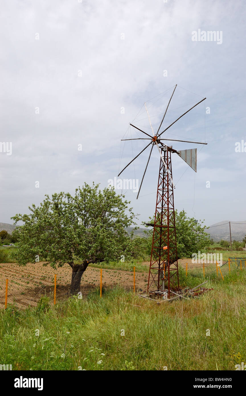 Mulino a vento tradizionale usato per irrigazione a plateau Lassithi, Creta, Grecia Foto Stock