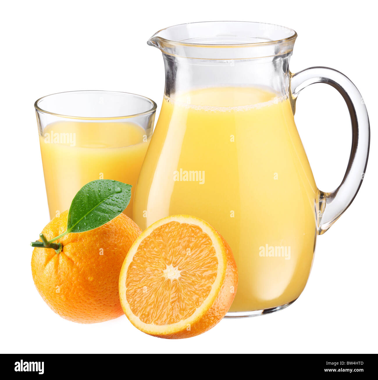 Bicchiere pieno e un vasetto di succo di arancia e frutti sono nelle vicinanze. Isolato su un bianco. Foto Stock