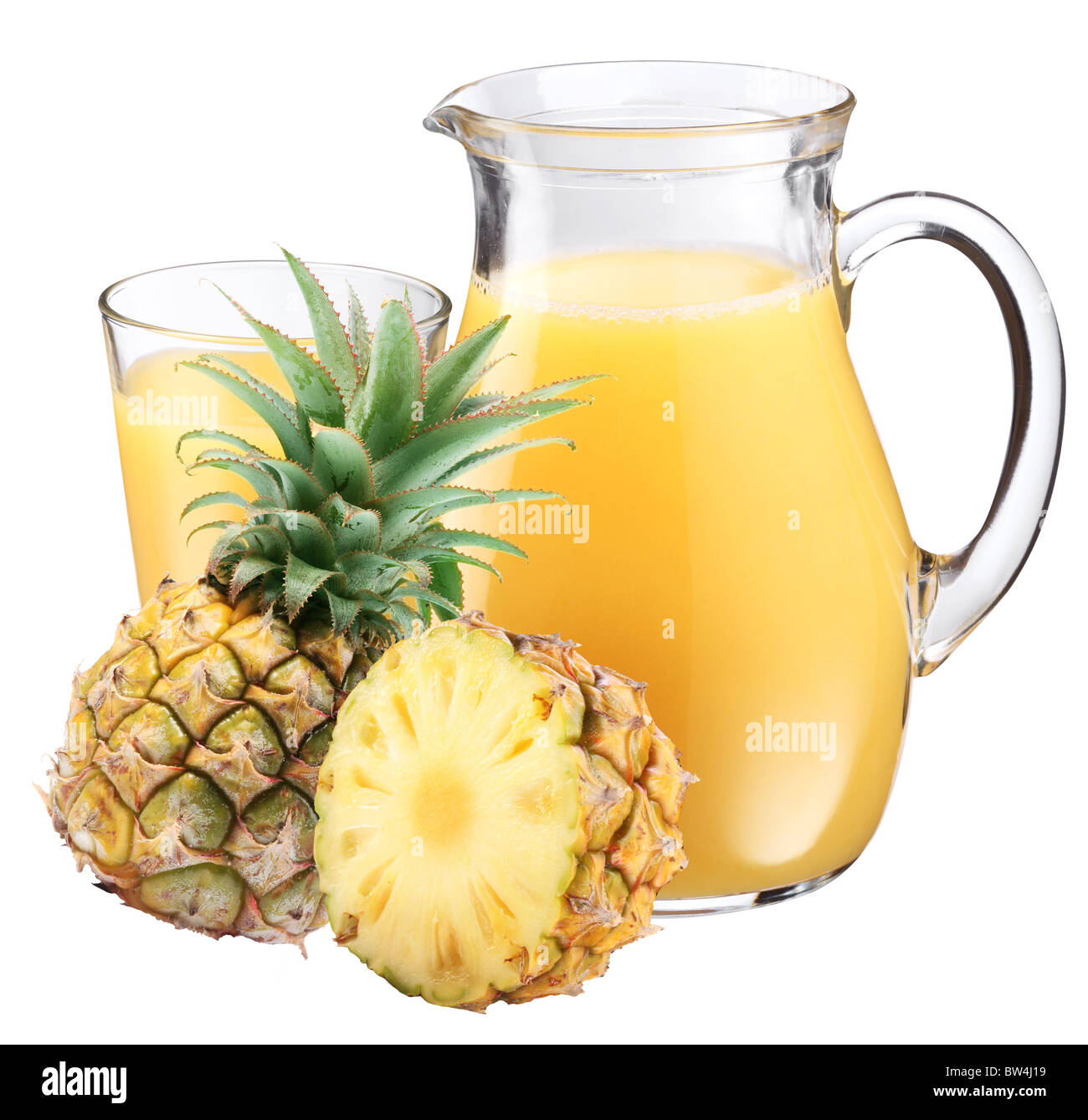 Bicchiere pieno e jar di succo di ananas e ananas frutta nella parte anteriore. Foto Stock