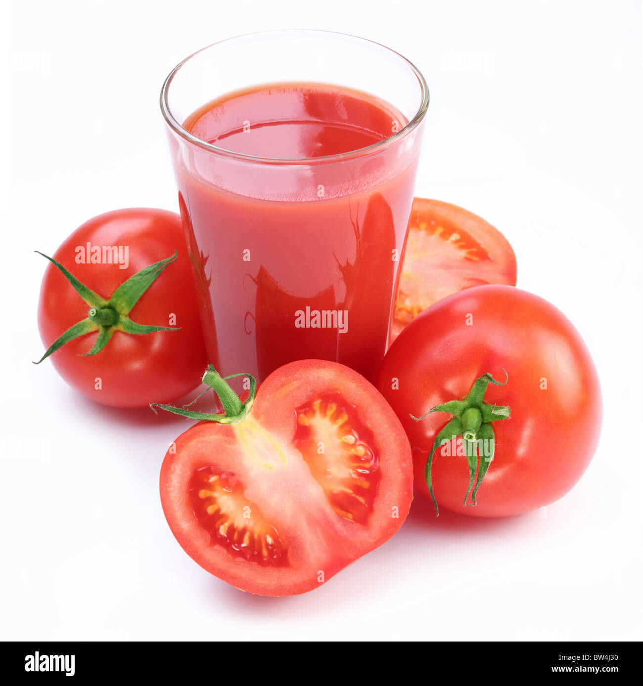 Bicchiere pieno di pomodoro fresco succo di frutta e verdura in prossimità di essa. Foto Stock