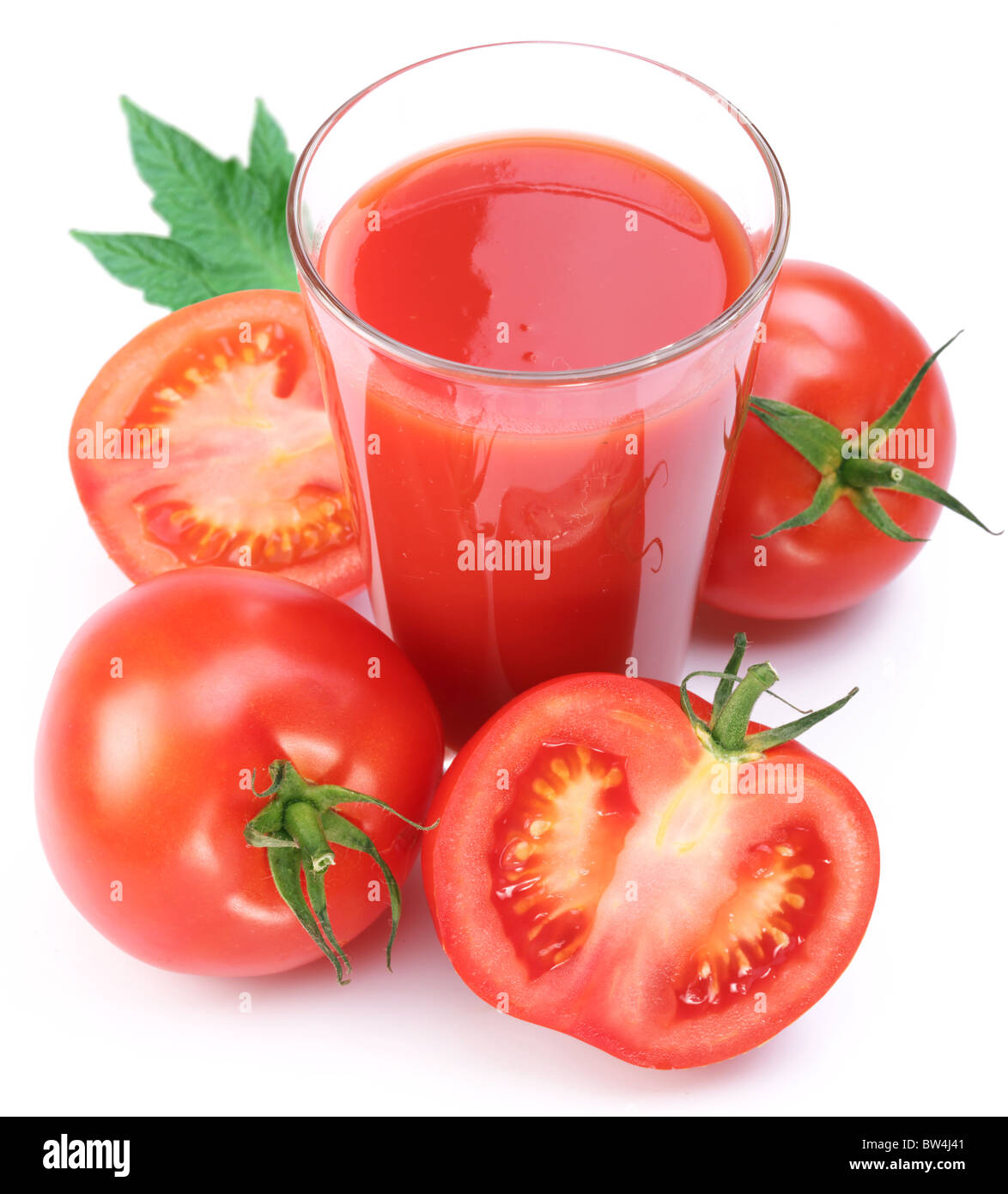 Bicchiere pieno di pomodoro fresco succo di frutta e vegetali in prossimità di essa. Foto Stock