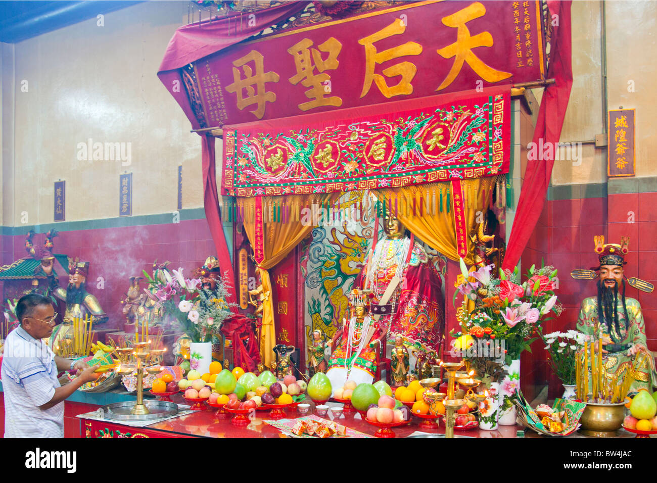 Il Tempio di Tin Hau a Stanley sull isola di Hong Kong, adoratori in preda all'alterare, fumo forniti dalla joss bastoni, il Tempio di Tin Hau Hong Kong, templi Foto Stock