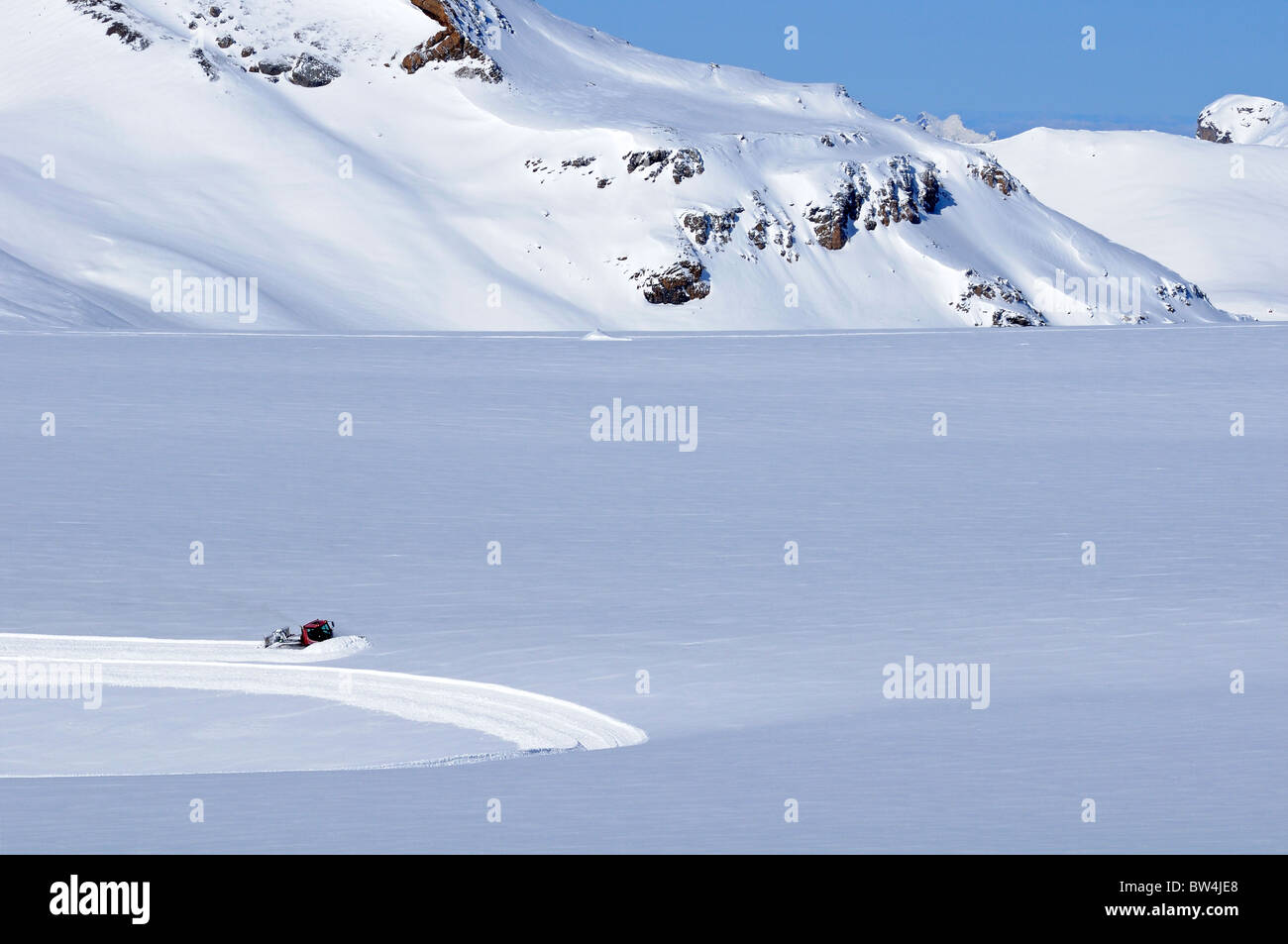 Le preparazioni di cross-country le tracce sulla neve campo della Plaine Morte ghiacciaio, Crans montana, Vallese, Svizzera Foto Stock