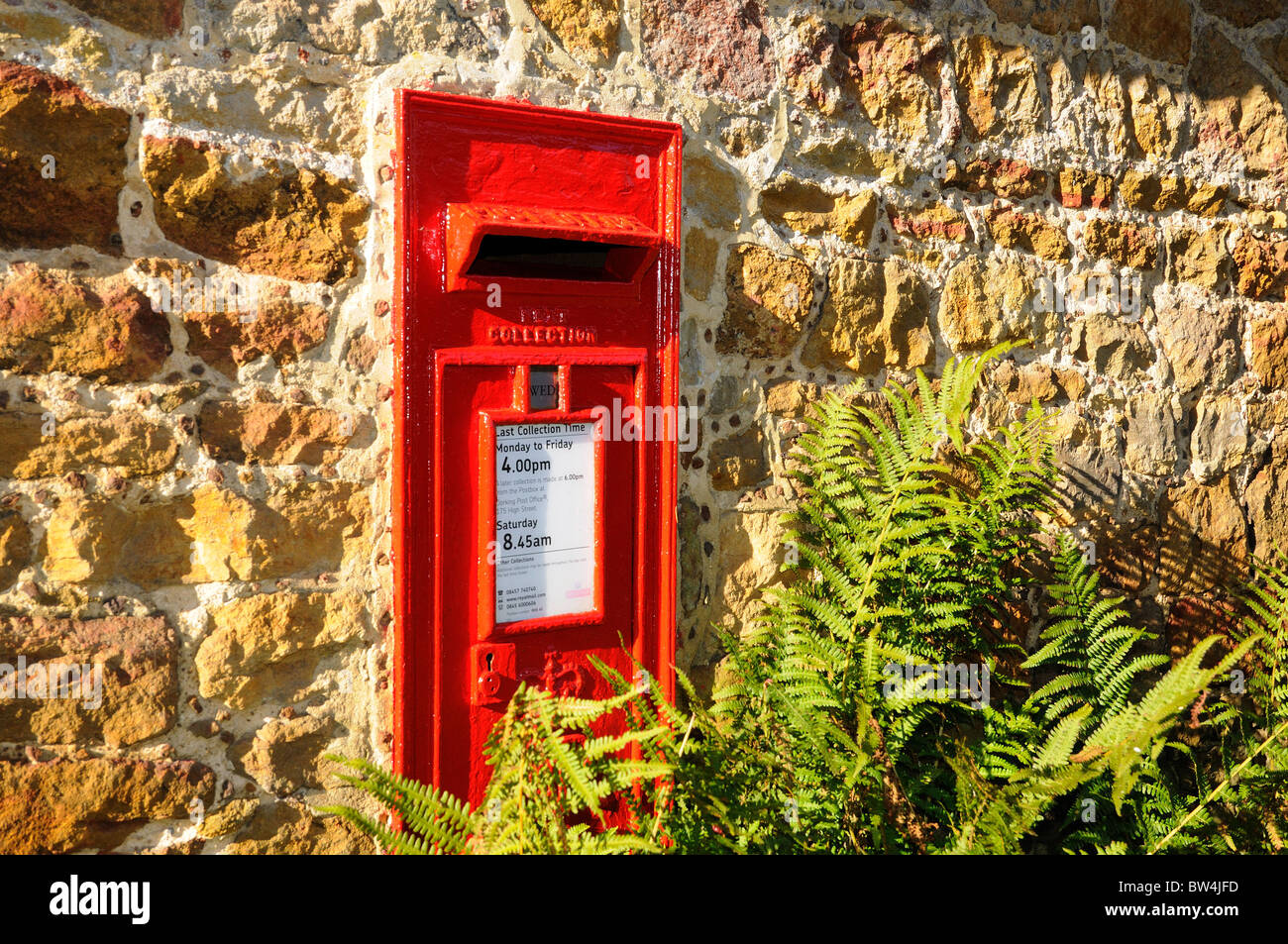 Rosso rurale royal mail casella di posta sulla parete Foto Stock