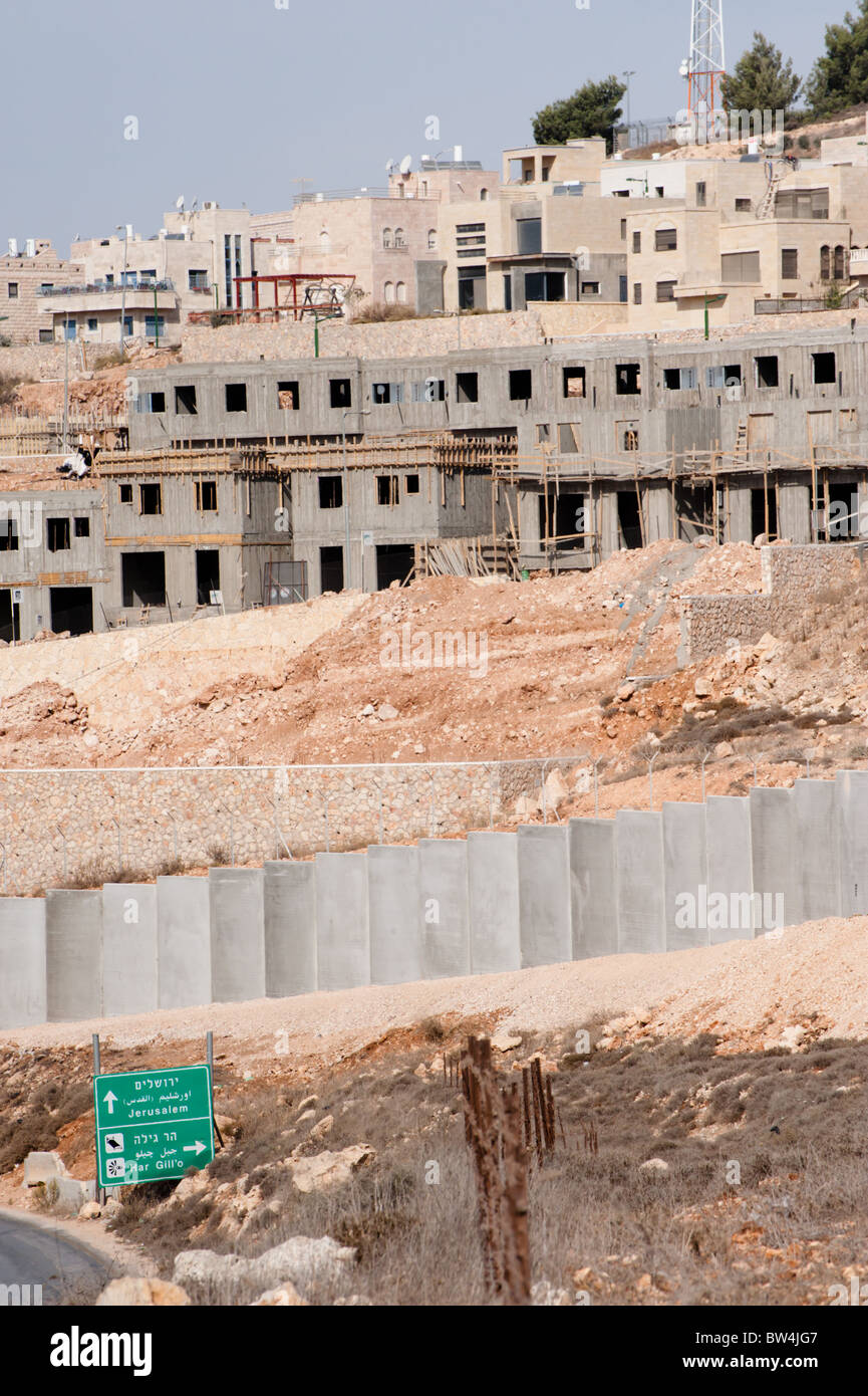 Prosegue la costruzione sull'insediamento israeliano Gilo e barriera di separazione che lo circonda Foto Stock