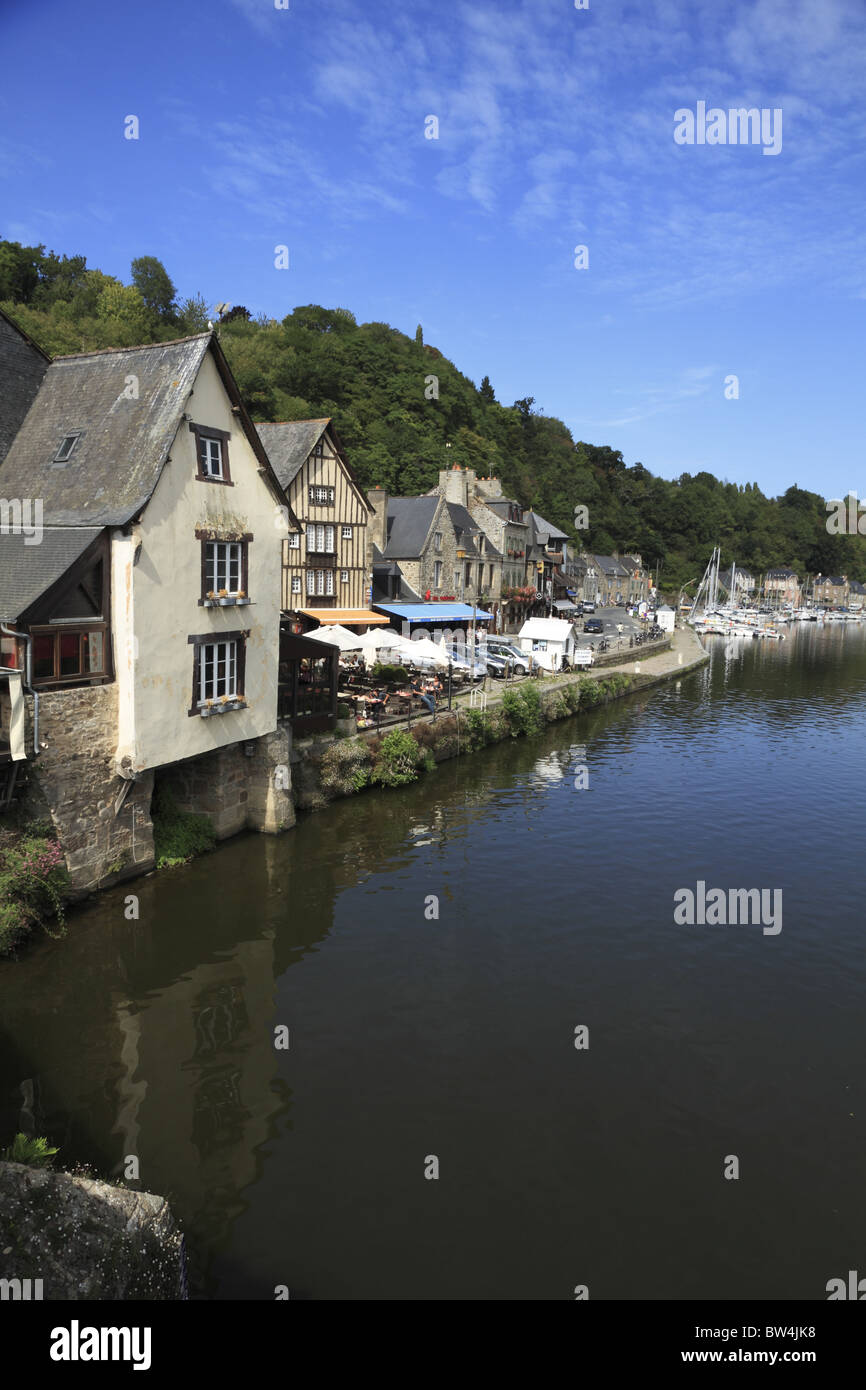 Il porto e marina presso la bellissima medievale twn di Dinan, Côtes-d'Armor, Brittany, Francia. Foto Stock