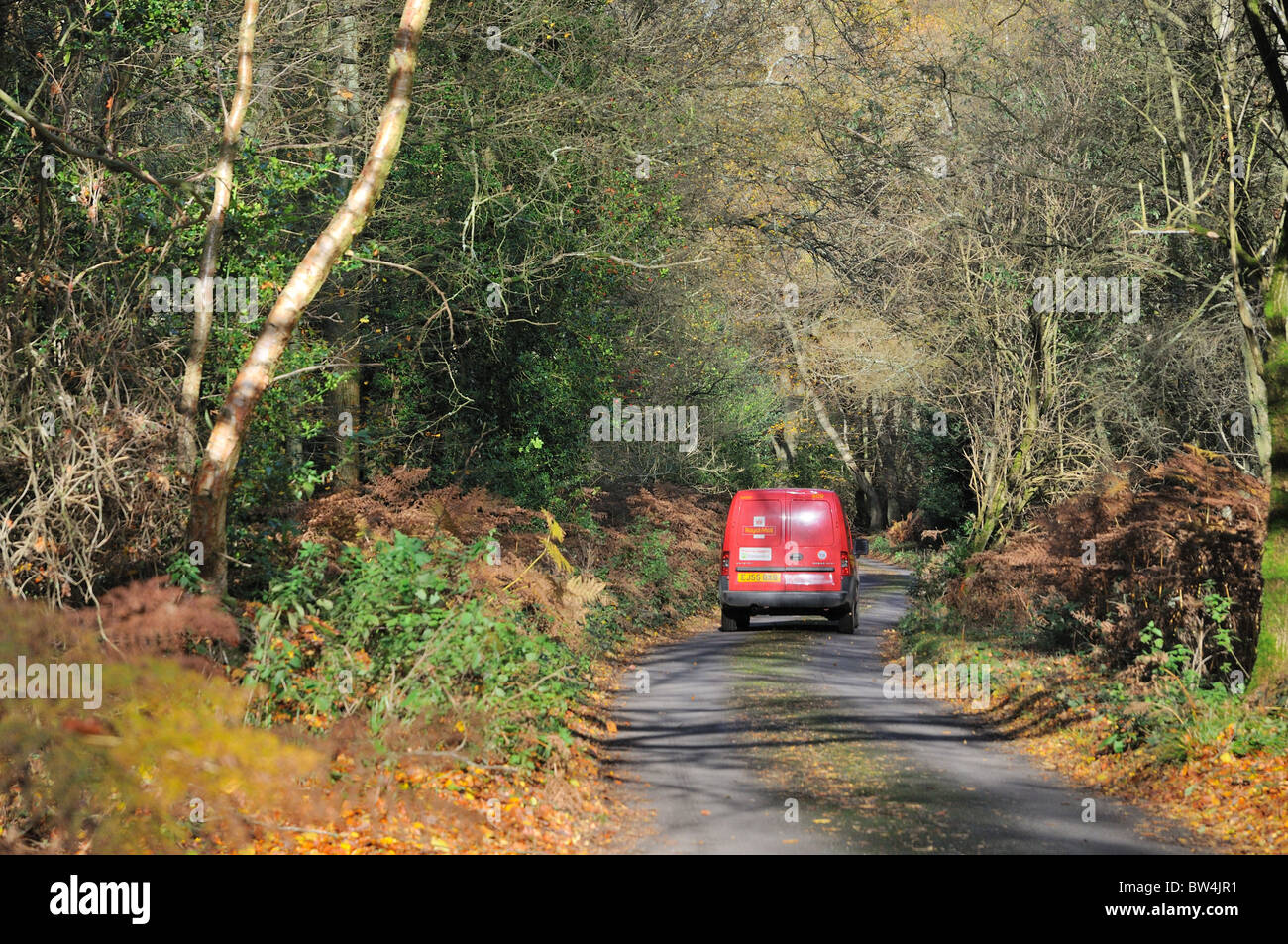 Royal Mail van su una corsia di campagna inglese, nel Surrey Hills Inghilterra Regno Unito Foto Stock