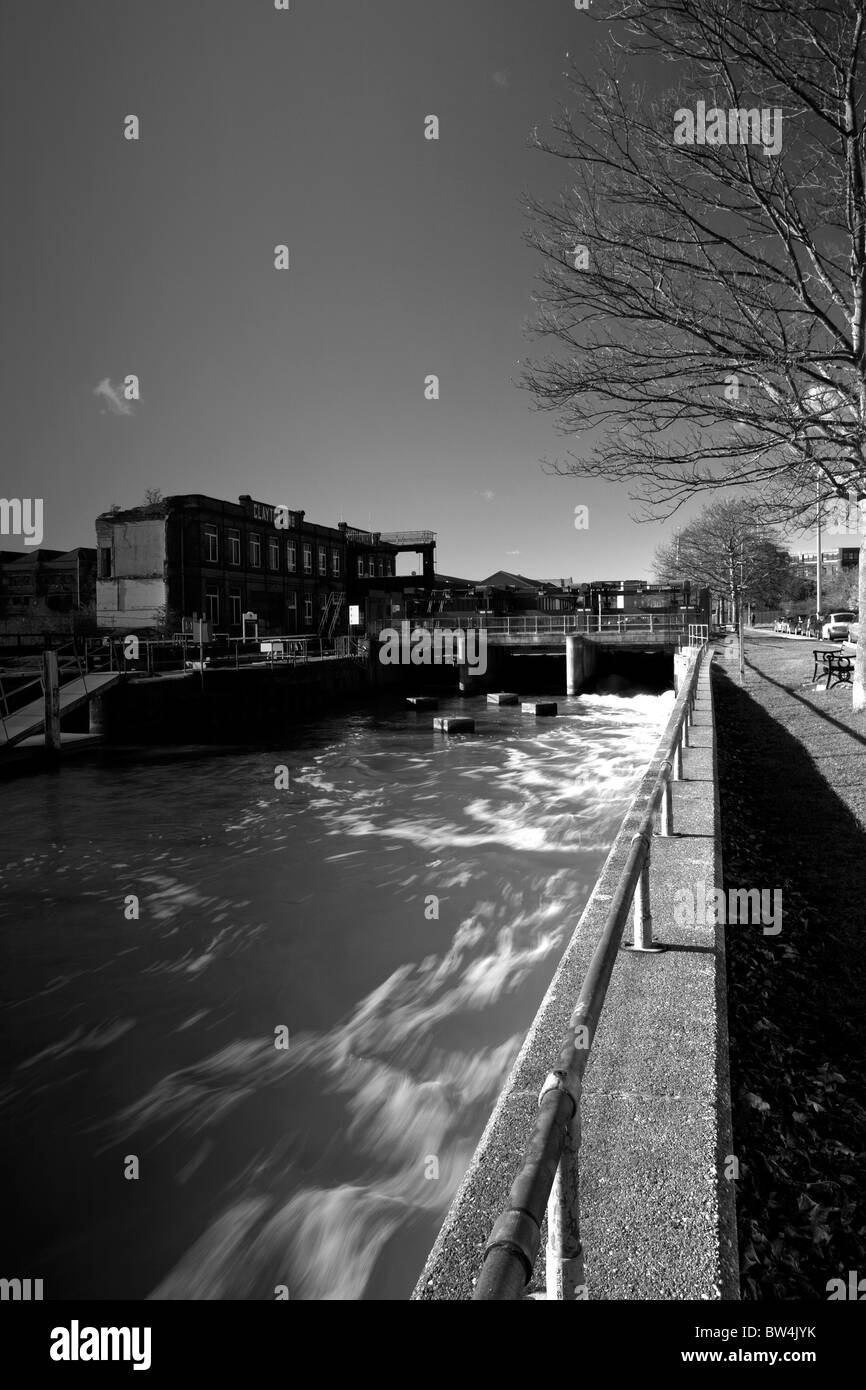 Timbro di bloccaggio di estremità sul fiume Witham, Lincoln, Lincs, Regno Unito Novembre 2010 lenta esposizione diurna in monocromia Foto Stock