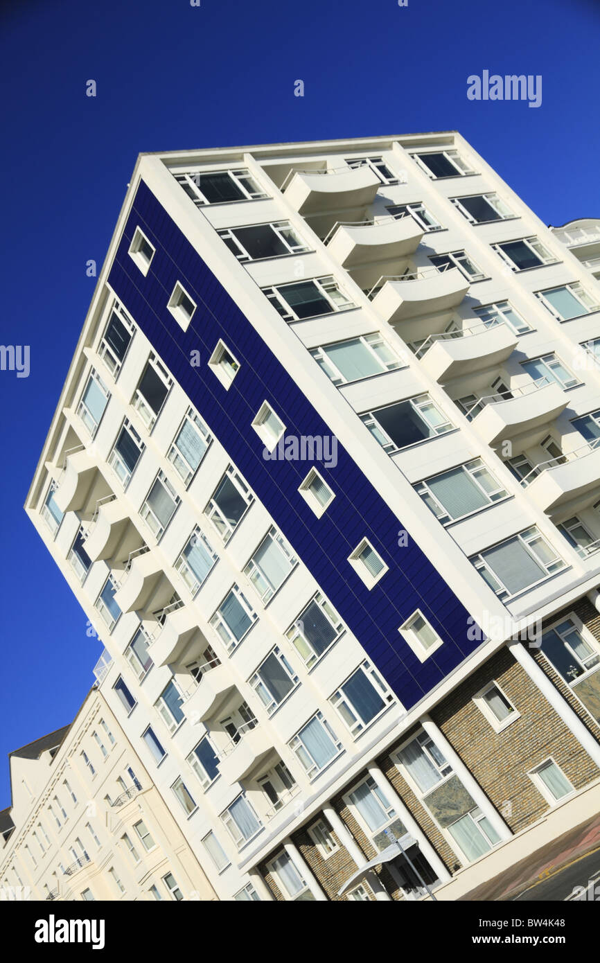 Un moderno blocco di appartamenti sul lungomare di Eastbourne, East Sussex, Inghilterra. Foto Stock