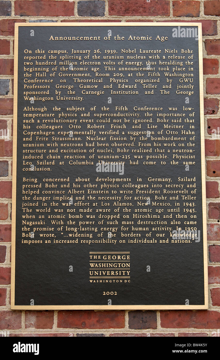Targa che preserera l'inizio dell'età atomica, George Washington University, Washington, D.C., USA Foto Stock