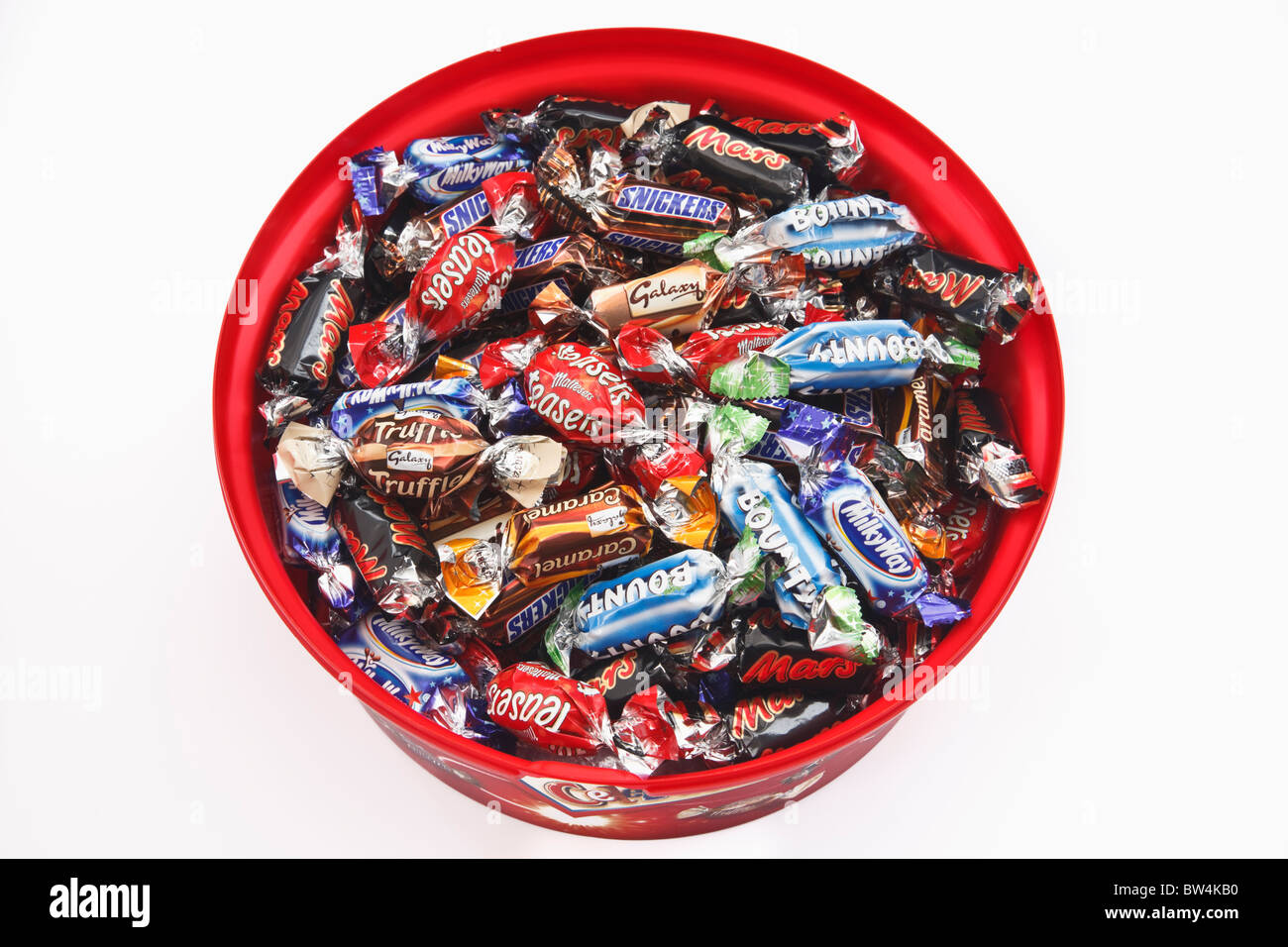 Contenitore di plastica piena di celebrazioni dei cioccolatini. Marte, Malteasers, la Via Lattea, Bounty, galassia, Snickers da sopra il bianco. Regno Unito Foto Stock