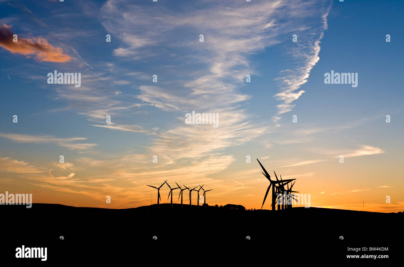 Le turbine eoliche contro un tramonto Foto Stock