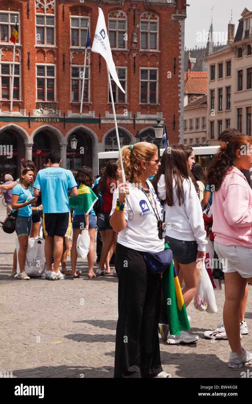 Markt, Bruges, Belgio, Europa. I turisti shopping tour guida con il flag nel centro storico della città Foto Stock