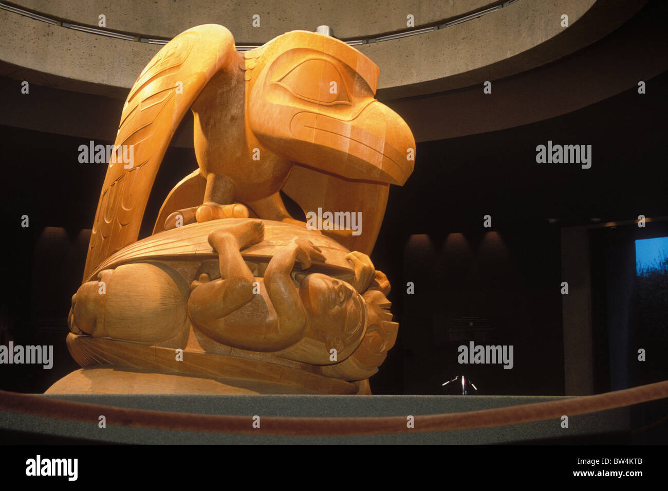 La Raven & il primo uomo scultura di Bill Reid; University of British Columbia, il Museo di Antropologia, Vancouver, BC, Canada Foto Stock