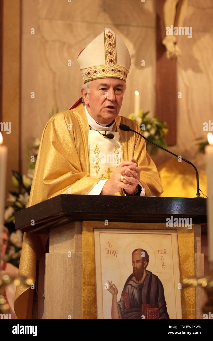 L arcivescovo Vincent Nichols offrendo un sermone durante l'ordinazione di un diacono Foto Stock
