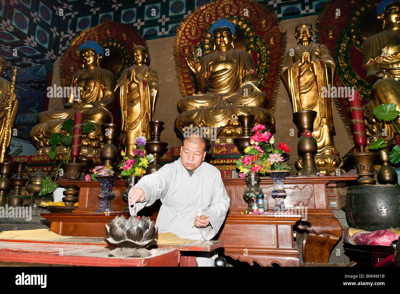 Monaco buddista, Tempio Shaolin, luogo di nascita del Kung Fu, Song Shan, vicino a Zhengzhou, nella provincia di Henan, Dengfeng, Cina Foto Stock