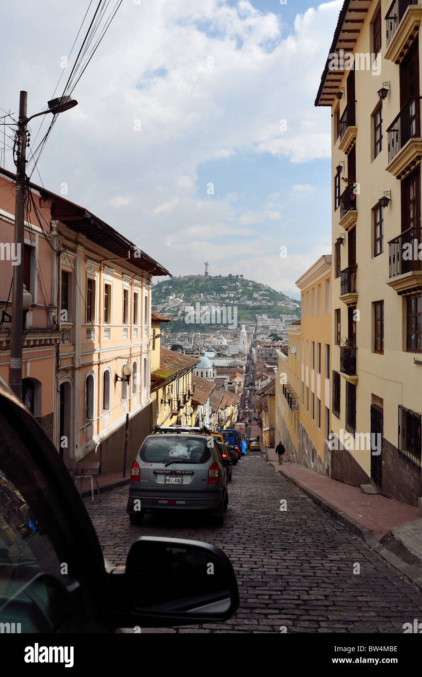 Quito street scene - guardando a sud verso la Virgen de Quito Foto Stock