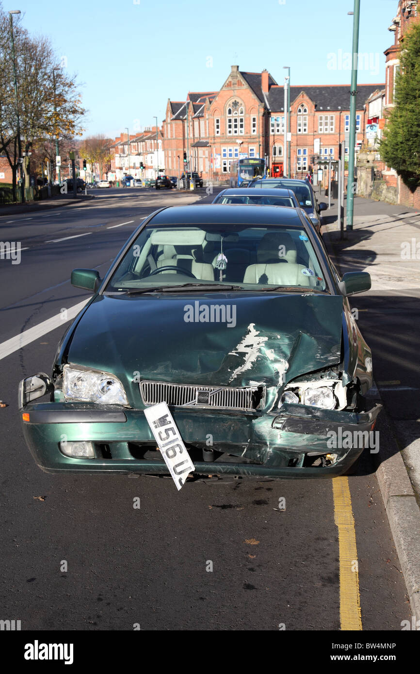 Un incidente auto danneggiata su una strada NEL REGNO UNITO. Foto Stock