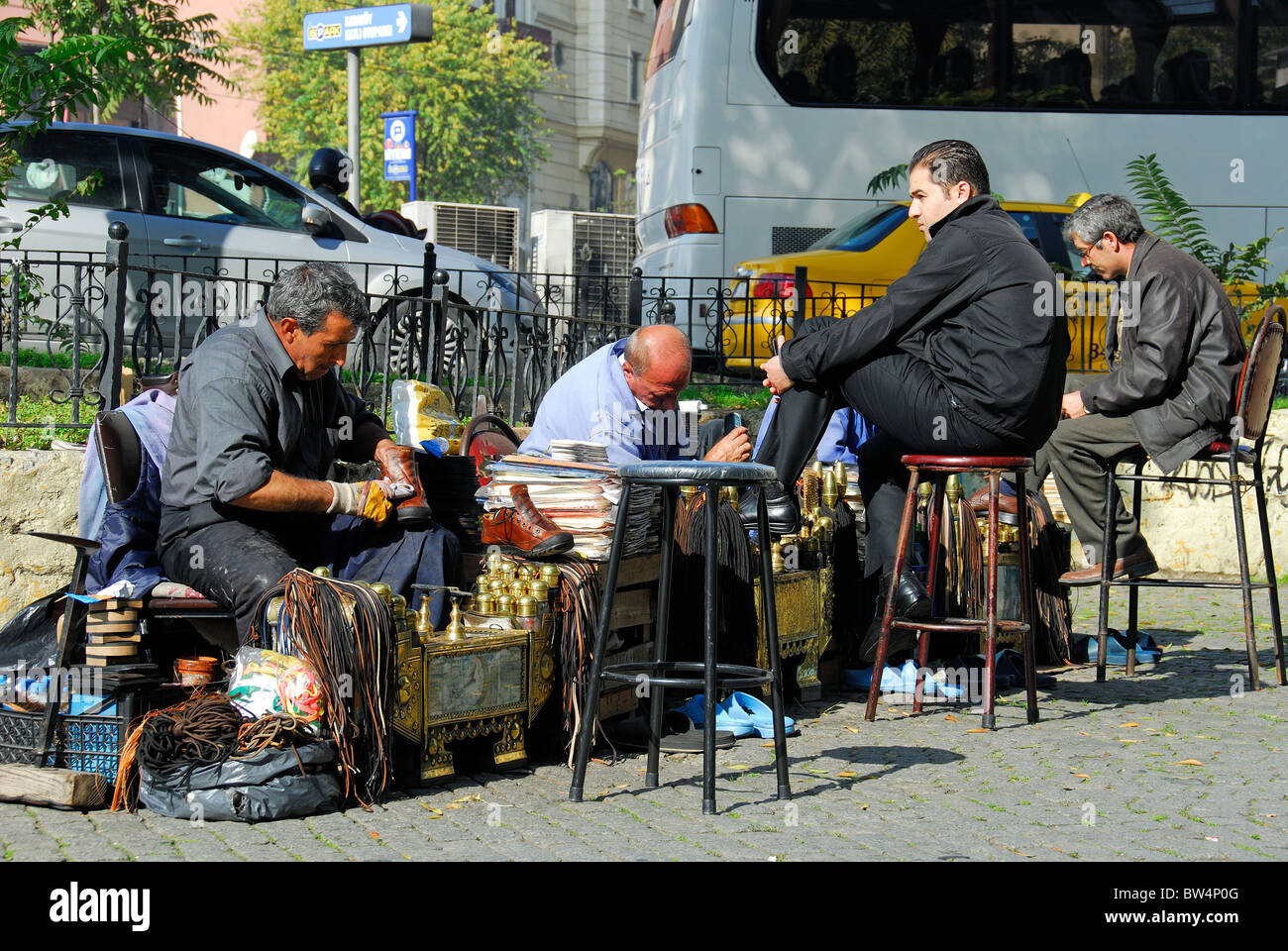 ISTANBUL, Turchia. Gli uomini la pulizia di scarpe in Karakoy distretto della città. 2010. Foto Stock