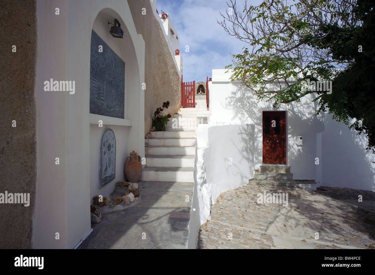 Le scale conducono ad una casa in Ano Syros, sul Greco Cyclade isola di Syros. Foto Stock