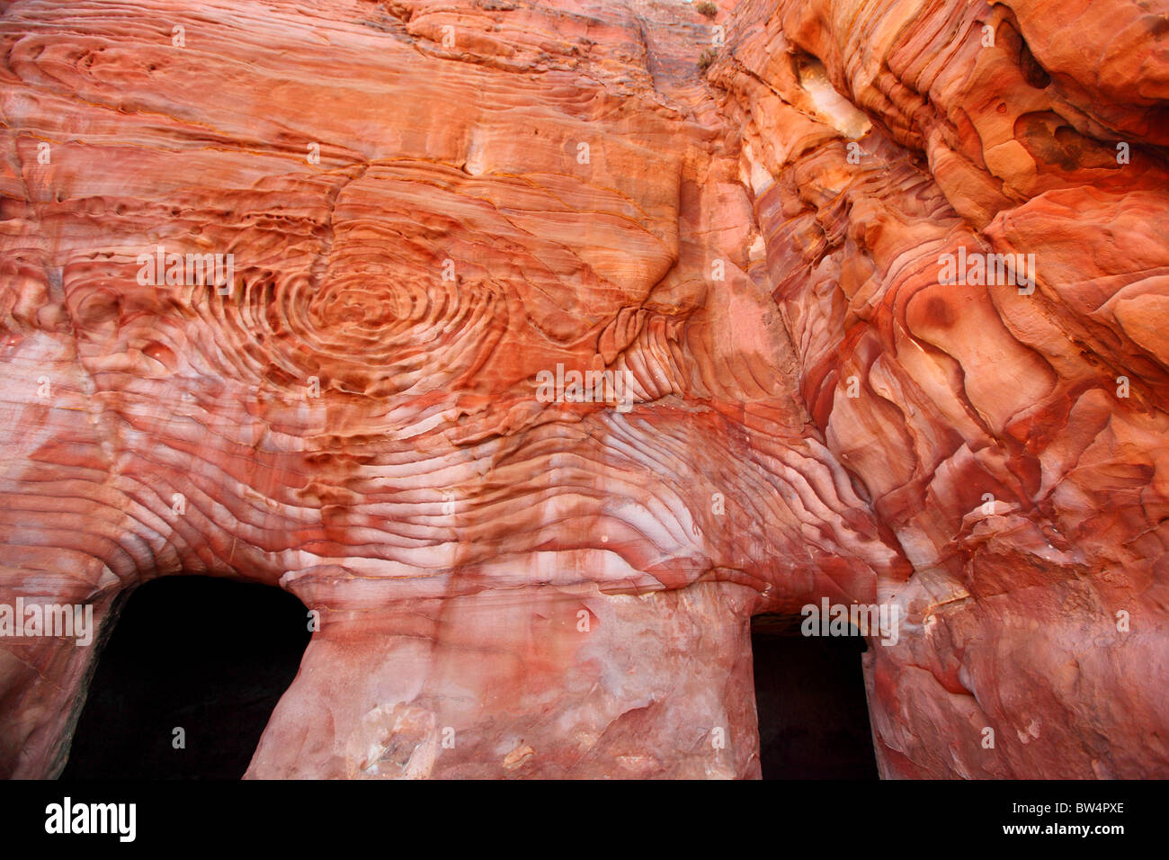 La Giordania, nella contea di Ma'an, Petra, vicino Mebel Madbah,rosso, colore, colore marrone, strati, lo strato, pietra, pietre, rock, rocce Foto Stock