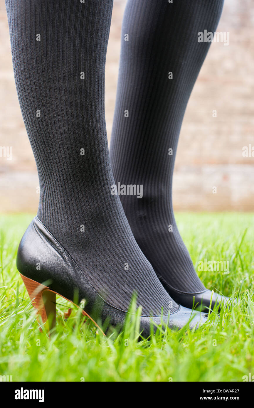 Woman feet stockings immagini e fotografie stock ad alta risoluzione - Alamy