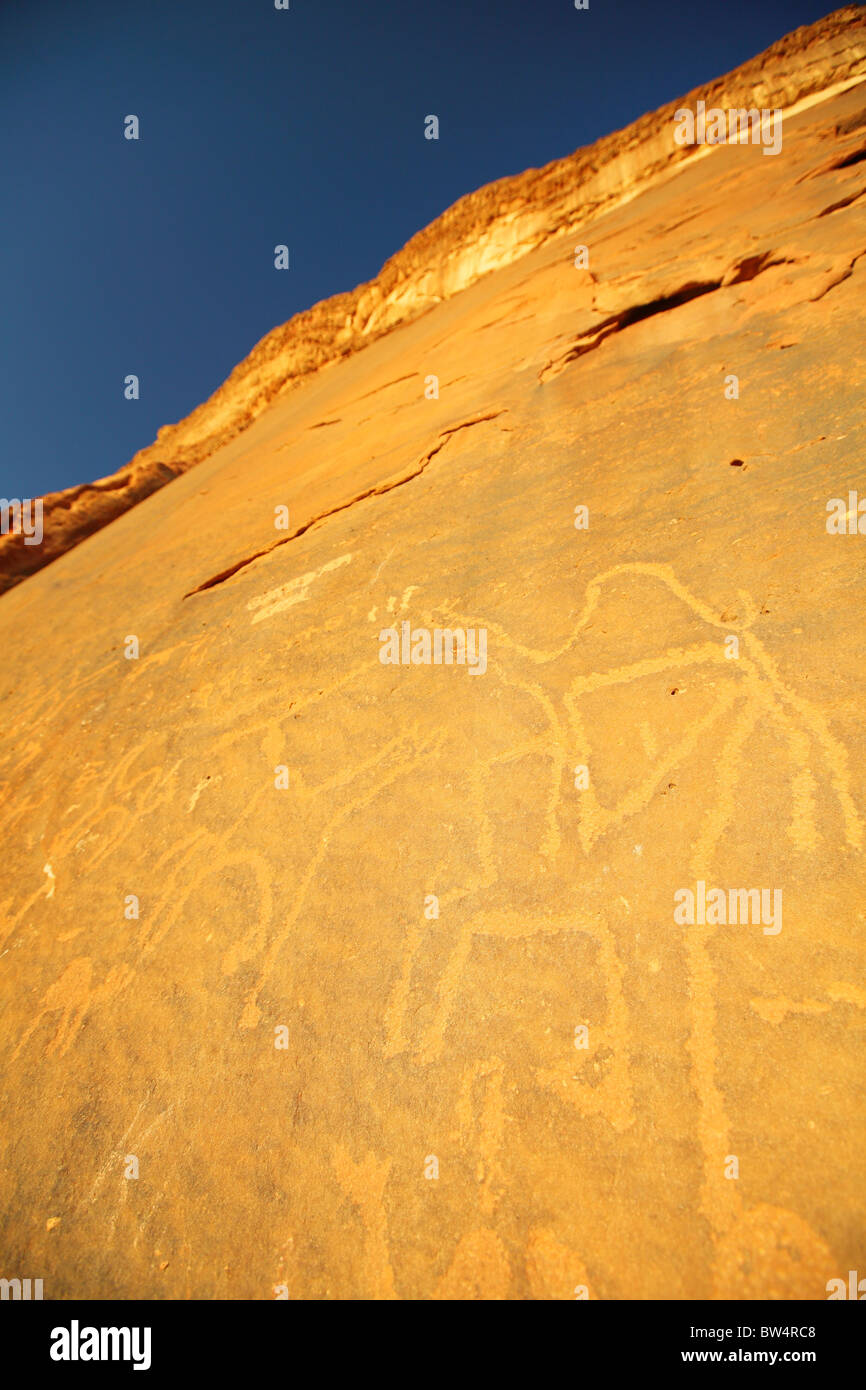 Pietre Rosse montagne di sabbia le incisioni rupestri e il deserto di Wadi Rum, Giordania Foto Stock