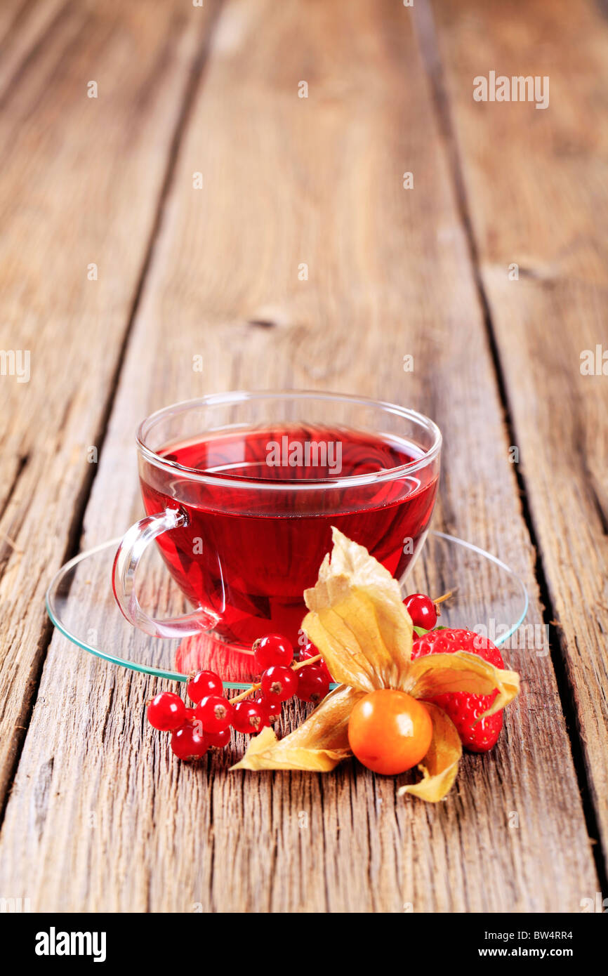 Il tè di frutta in una coppa di vetro Foto Stock