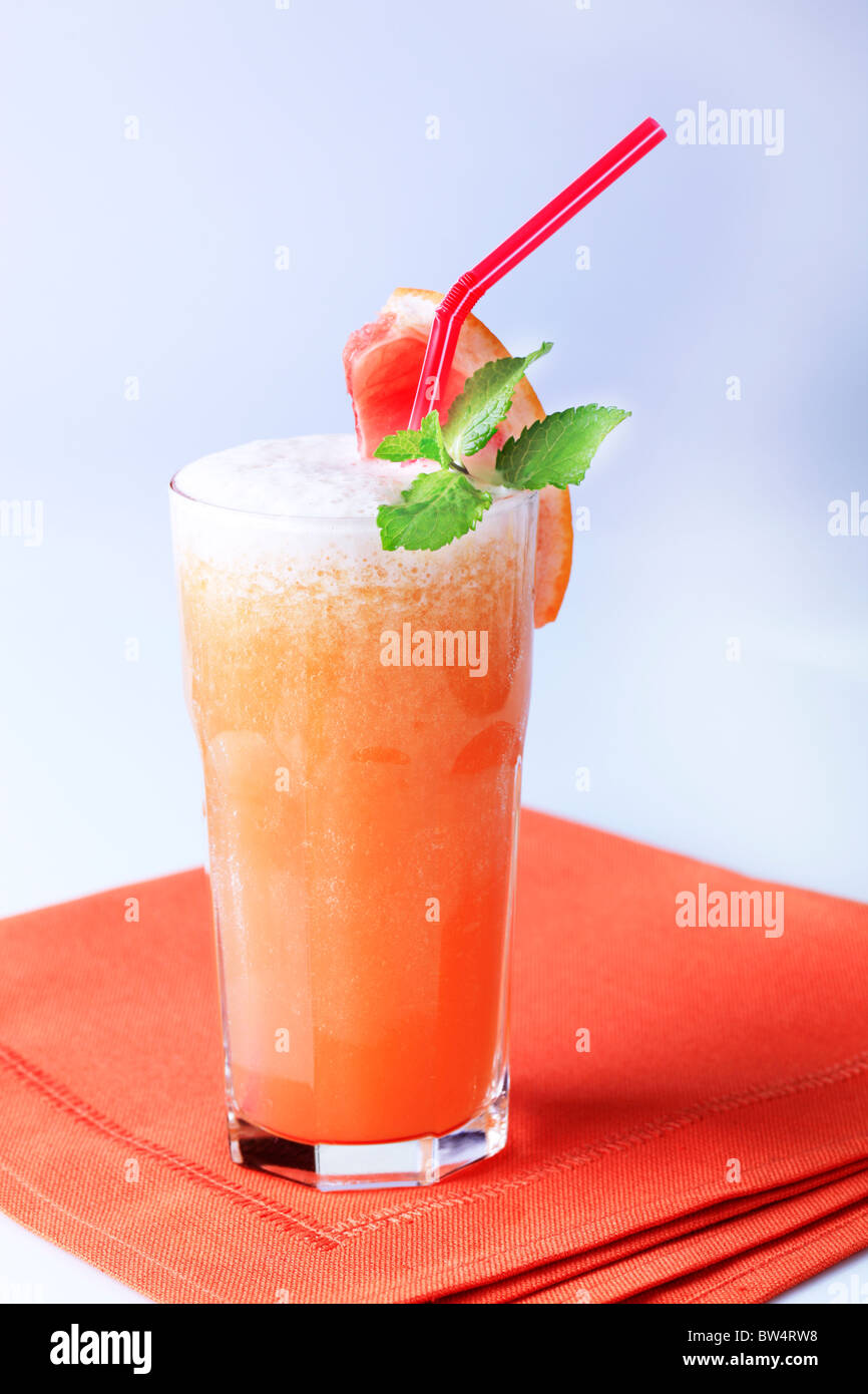 Bicchiere di cocktail con ghiaccio tritato Foto Stock