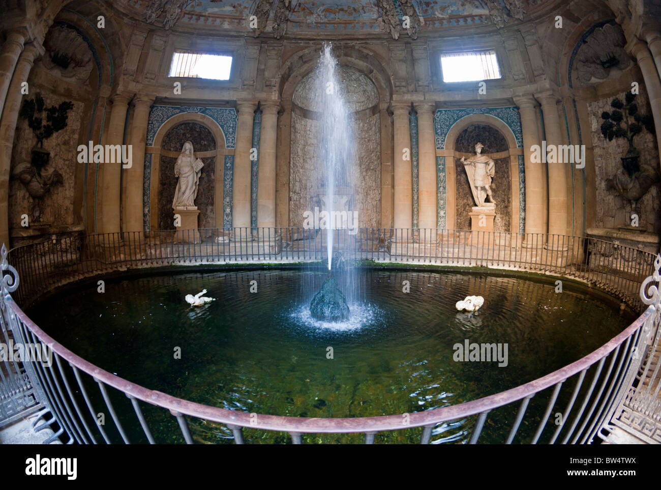 Vista fisheye del una piscina coperta presso il Palazzo Pitti con statue in nicchie, una fontana e il nuoto putti Foto Stock