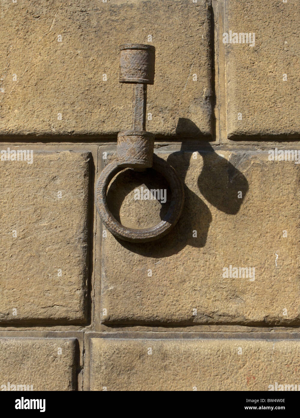 In ghisa set anello in un muro di pietra a Firenze Foto Stock