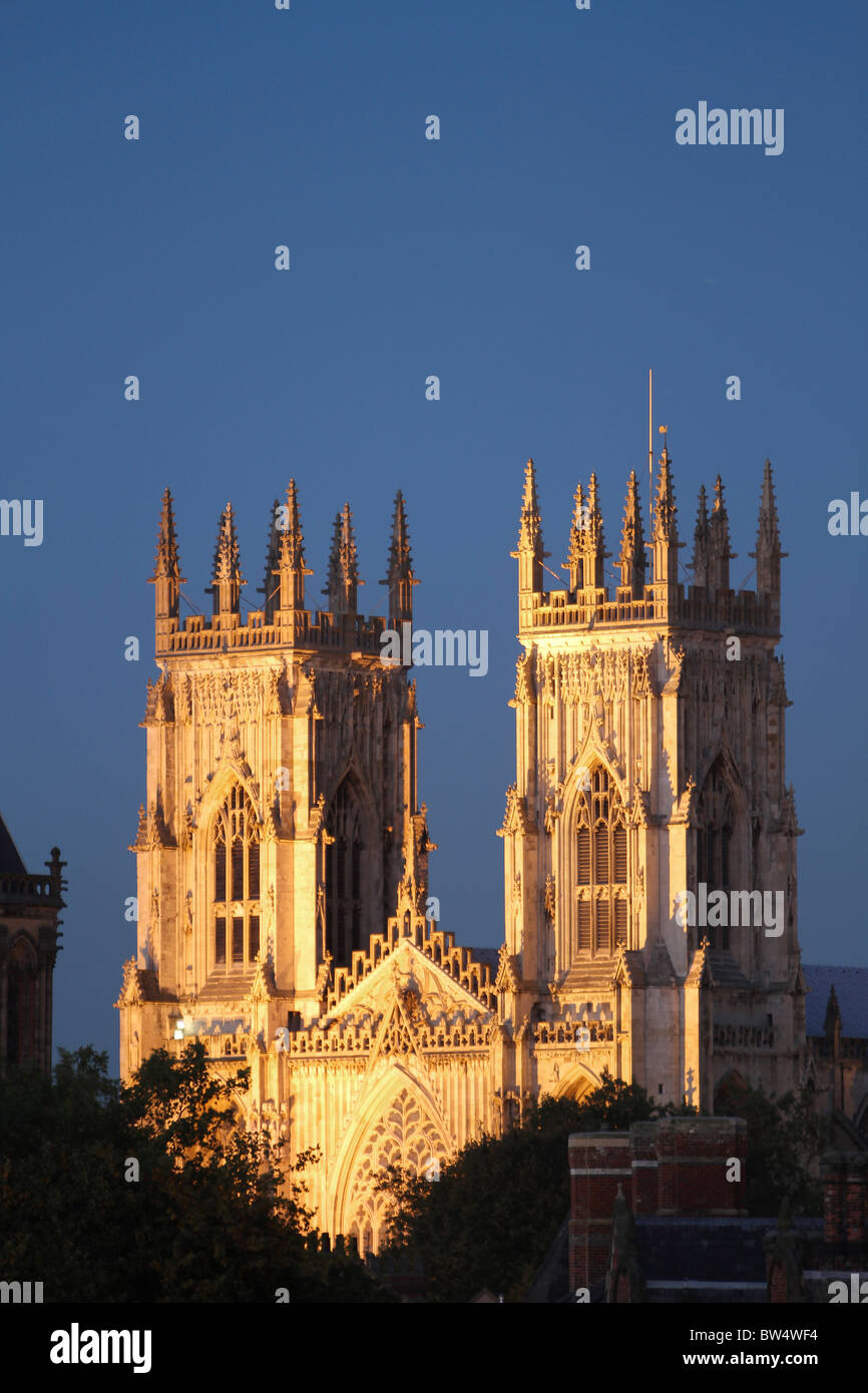 York Minster a illuminate al tramonto, West Yorkshire, Inghilterra 2010 Foto Stock