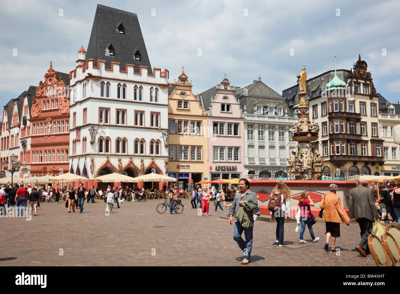 Vecchi edifici intorno alla storica piazza principale della più antica città tedesca. Hauptmarkt, Treviri, Renania-Palatinato, Germania, Europa Foto Stock