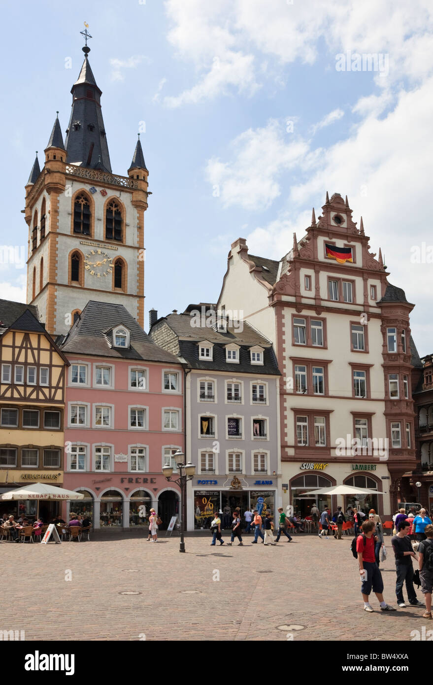 Hauptmarkt, Trier, Renania-Palatinato, Germania. Vecchi edifici intorno al principale piazza storica nella più antica città tedesca Foto Stock