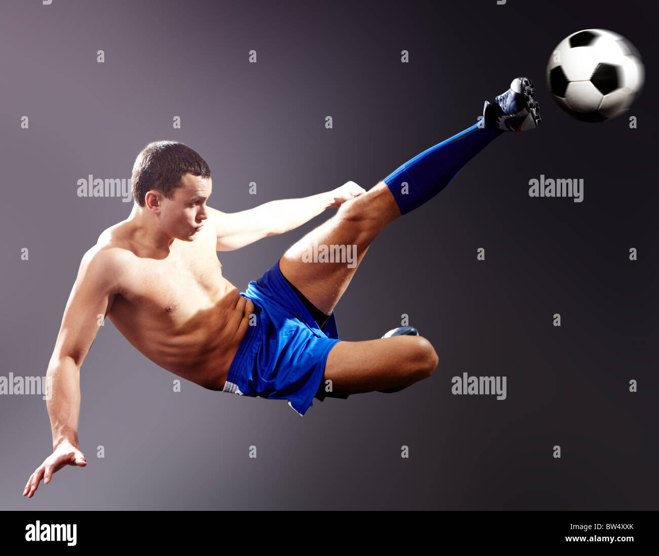 Sportivo professionista calci palla calcio Foto Stock