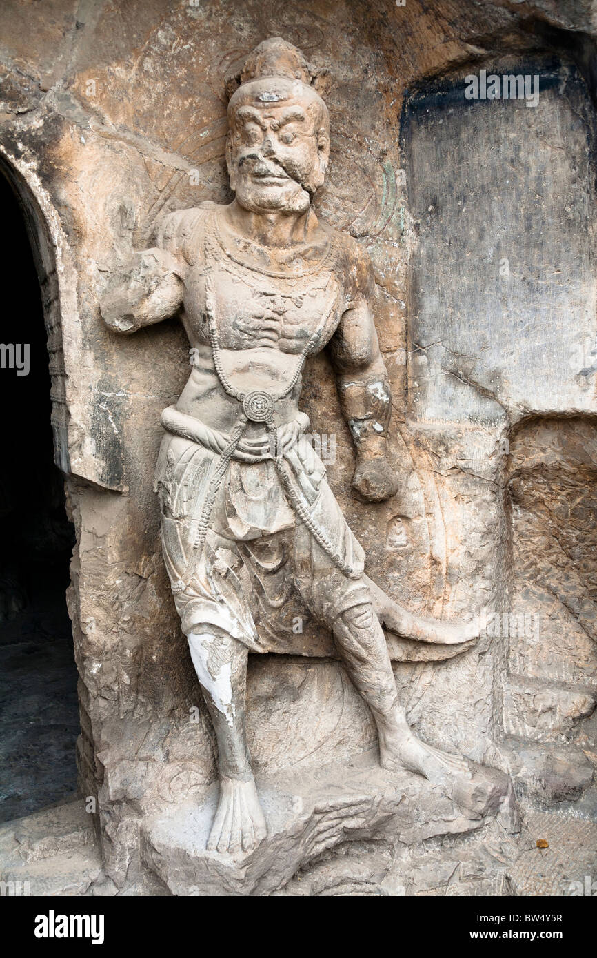 Una pietra scolpita la statua scolpita nella roccia, le Grotte di Longmen e grotte, Luoyang, nella provincia di Henan, Cina Foto Stock