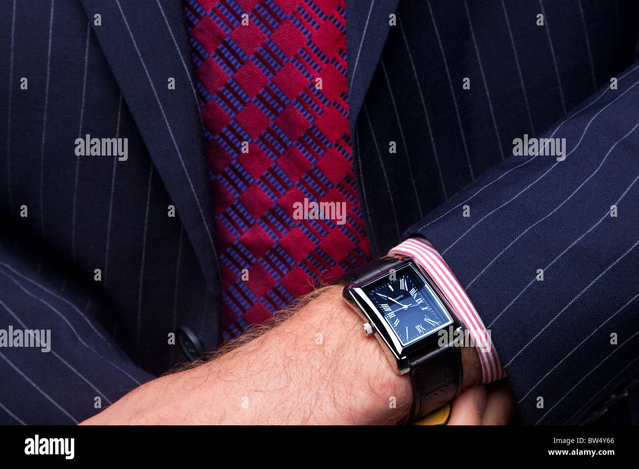 Chiudere l immagine di un uomo d affari con controllo del tempo sul suo orologio da polso. Foto Stock