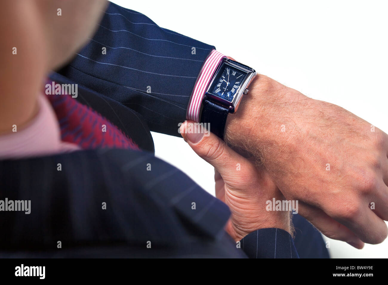 Chiudere l immagine di un uomo d affari con controllo del tempo sul suo orologio da polso. Foto Stock