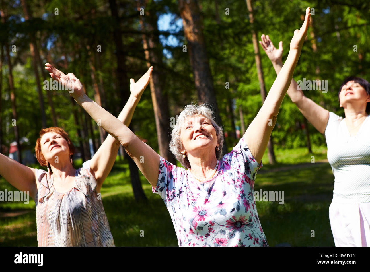 Ritratto di donne anziane con le braccia alzate in Lodi Foto Stock