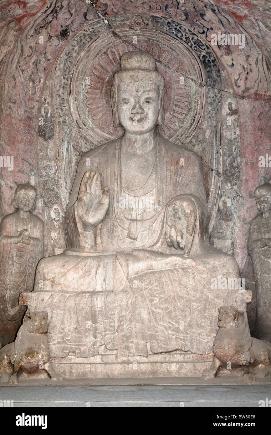 Una pietra scolpita Buddha, scavate nella roccia, le Grotte di Longmen e grotte, Luoyang, nella provincia di Henan, Cina Foto Stock